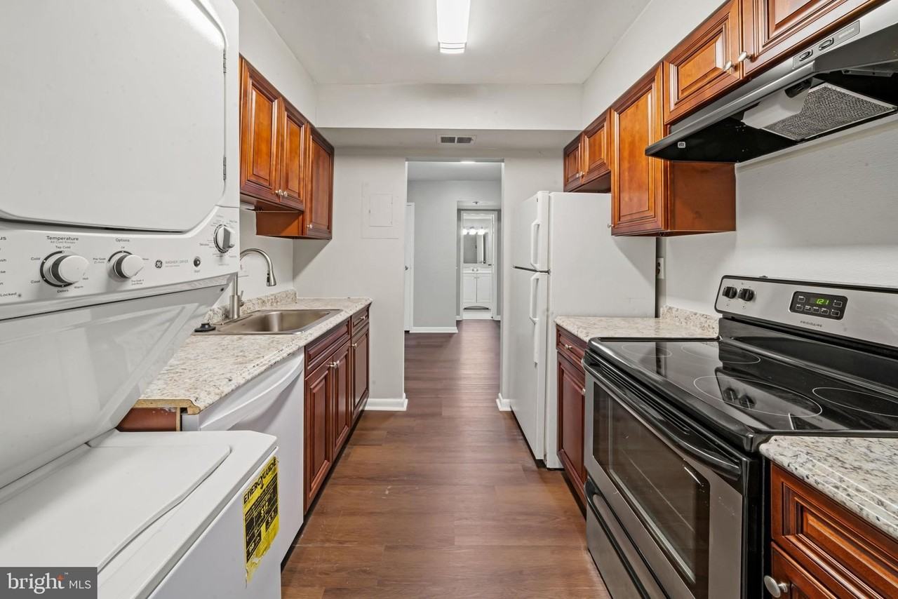 6934 Hanover Pkwy Apt 402 - Photo 6 of 28