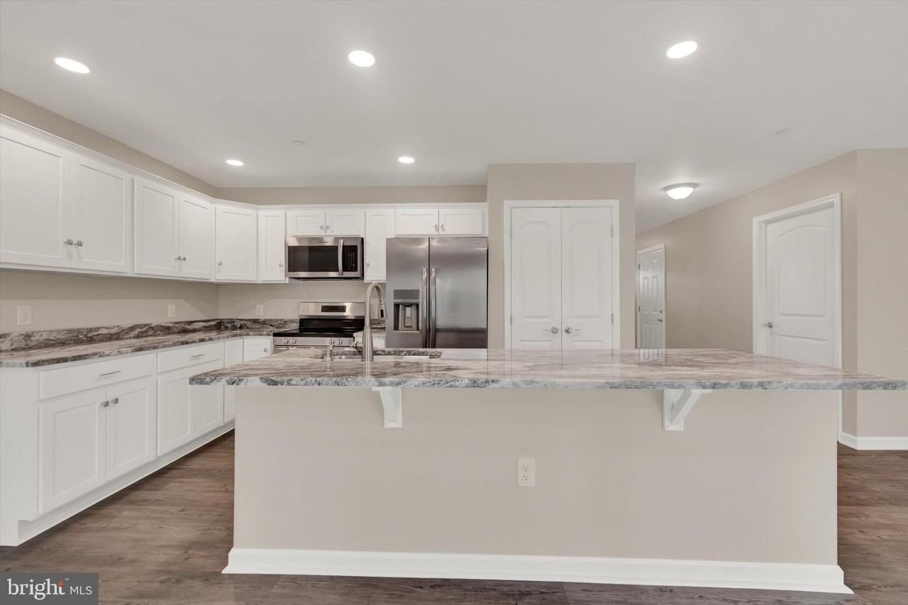 13916 Patriot Way - Photo 2 of 8