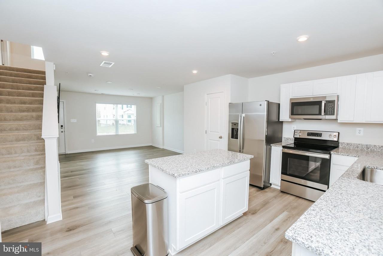 118 Charlotte St - Photo 7 of 29