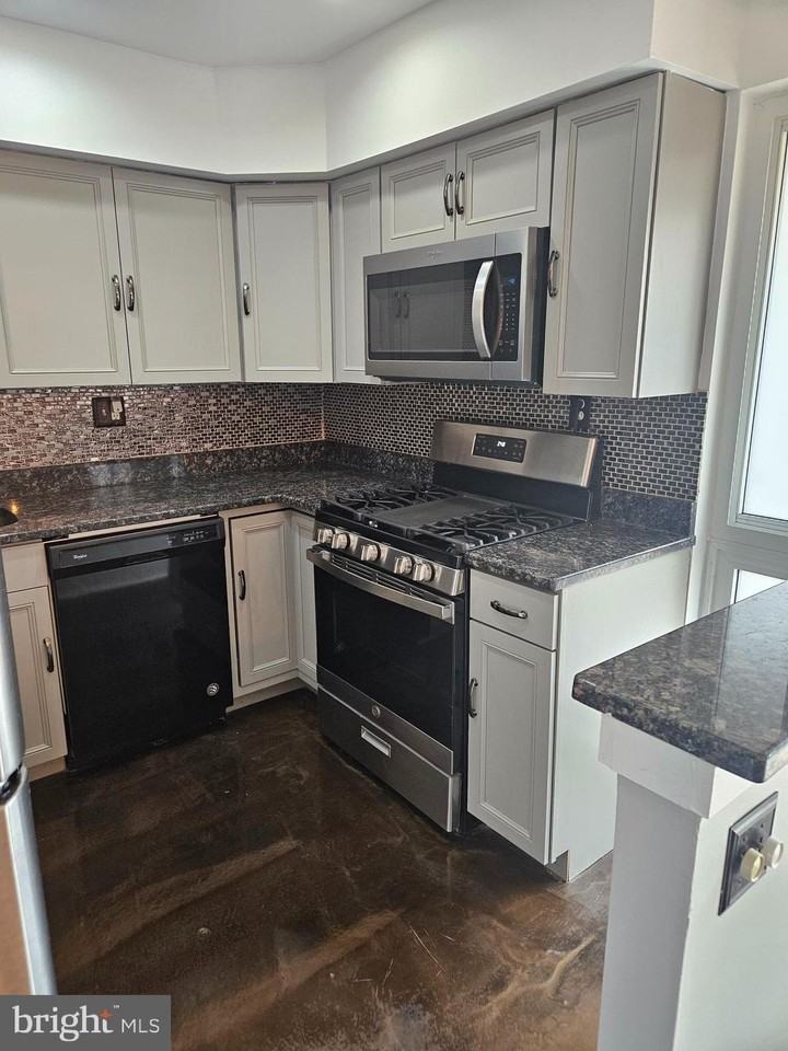 210 James Ct - Photo 3 of 22