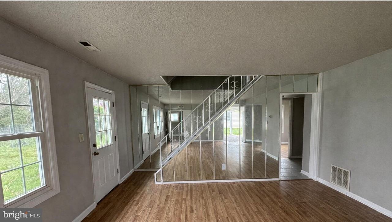 75 Mainbridge Ln - Photo 3 of 8