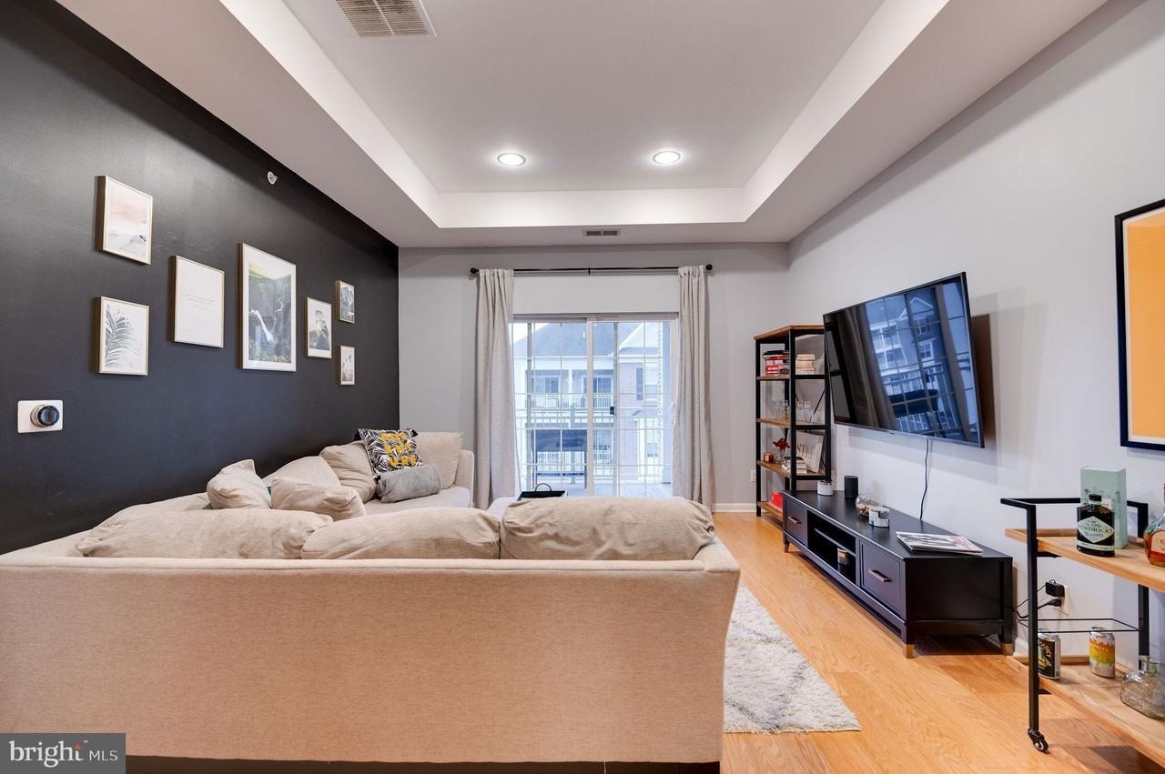 4646 Derby Ct - Photo 6 of 35