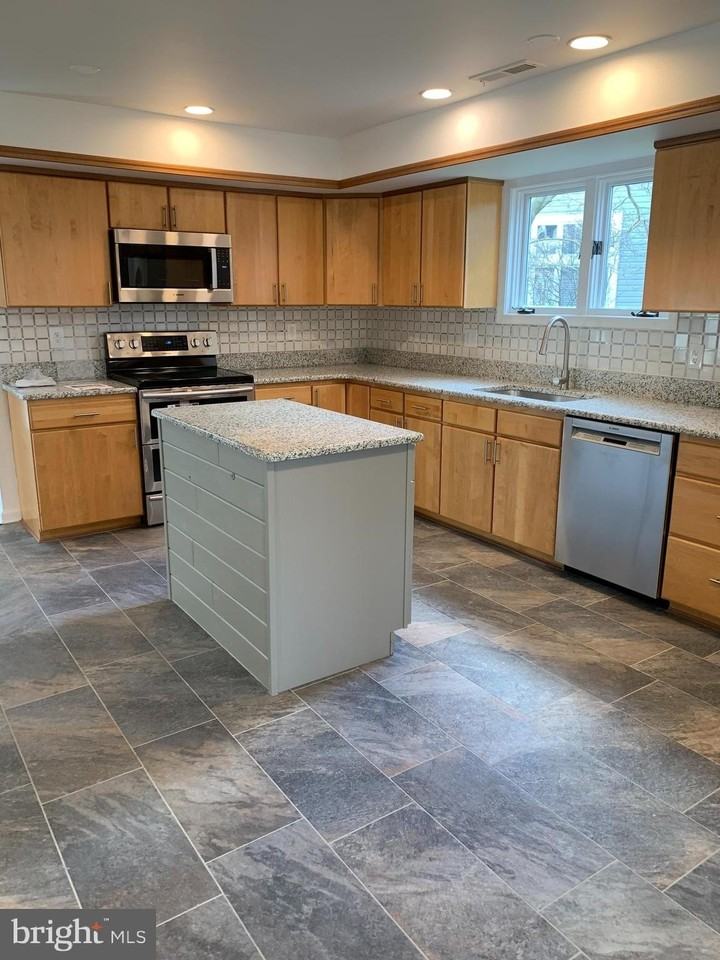 901 Champlain Dr - Photo 4 of 19