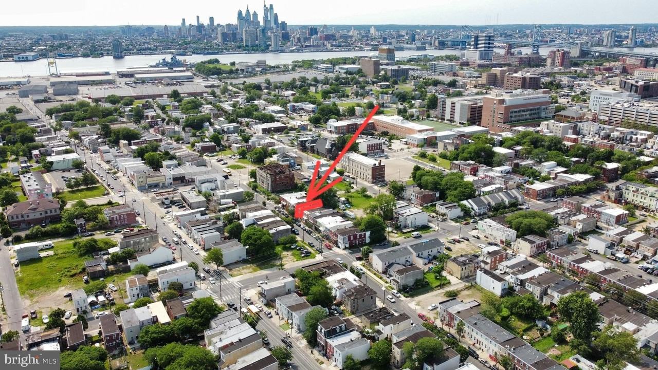 565 Line St - Photo 3 of 31