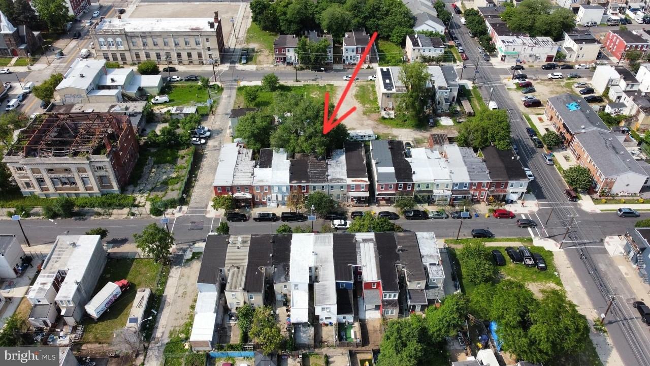 565 Line St - Photo 4 of 31