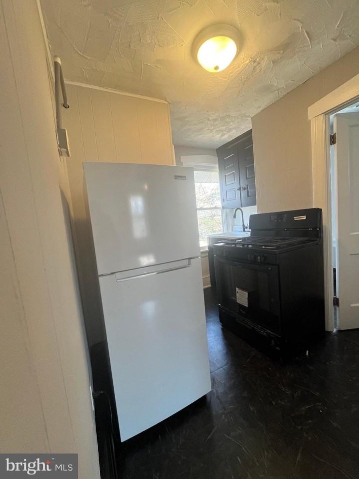 2357 Hillcrest Ave Apt C - Photo 3 of 6