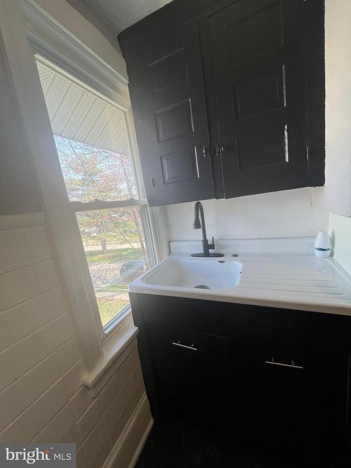 2357 Hillcrest Ave Apt C - Photo 4 of 6