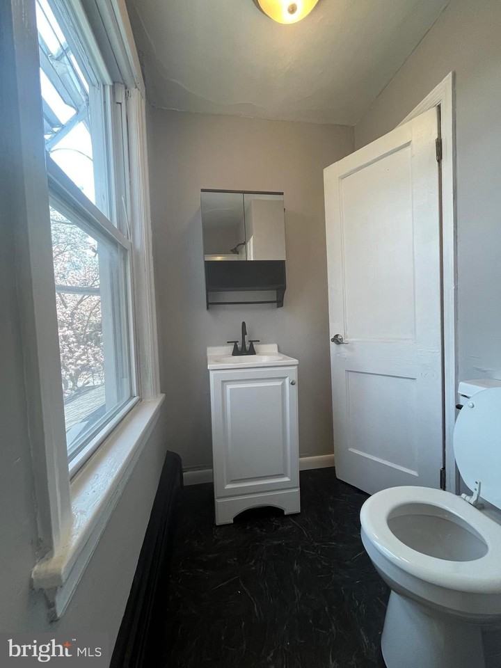 2357 Hillcrest Ave Apt C - Photo 5 of 6