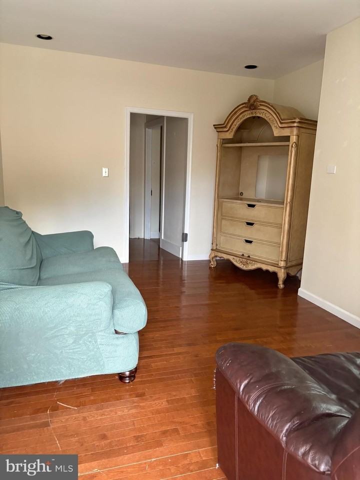 124 Dey St Unit B - Photo 2 of 16