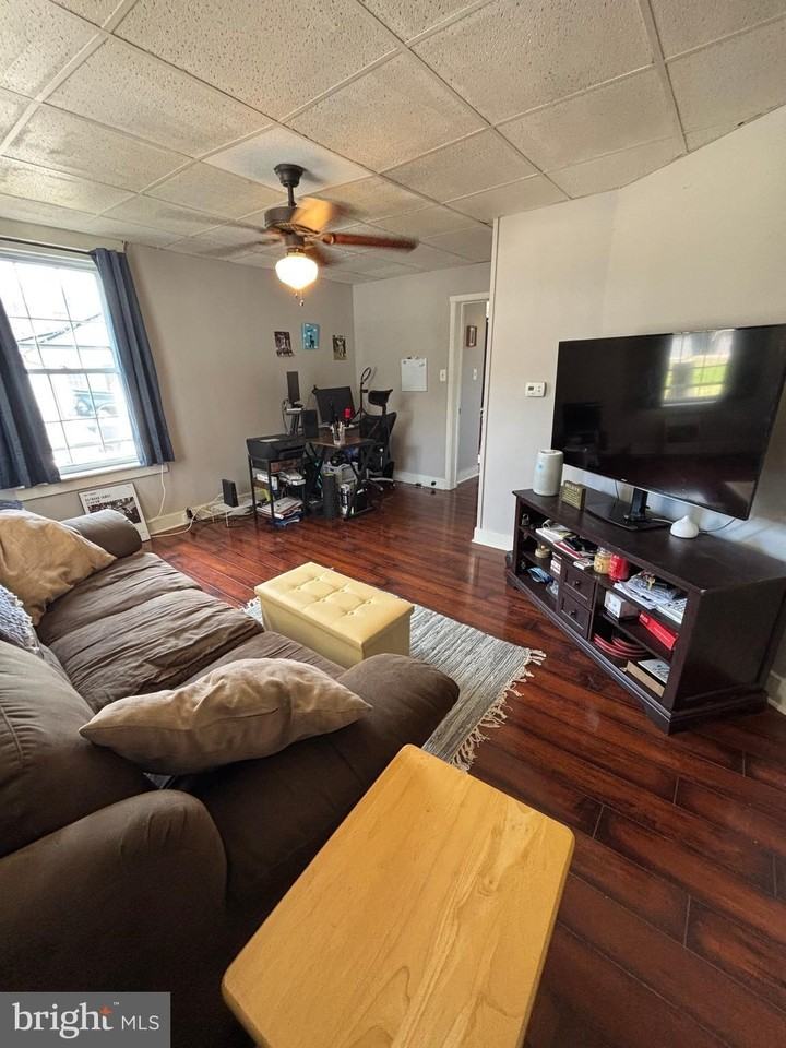 11 W APT #1 MADISON Street - Photo 3 of 13