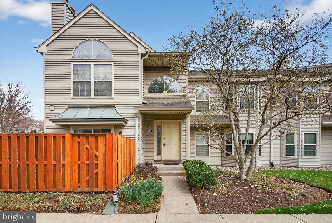 4202 Waltham Ct - Photo 2 of 31