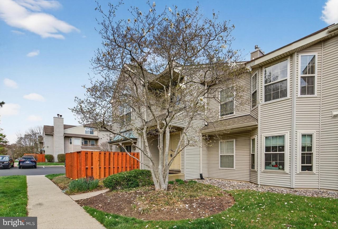 4202 Waltham Ct - Photo 4 of 31