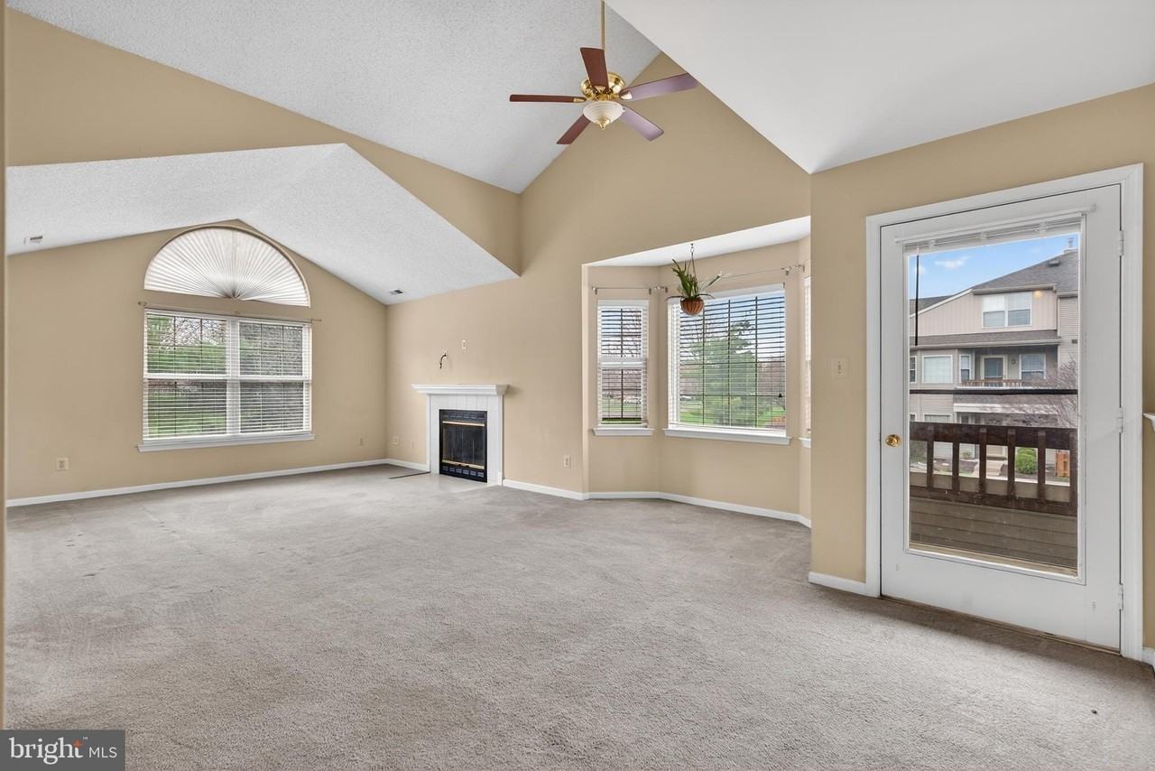 4202 Waltham Ct - Photo 5 of 31