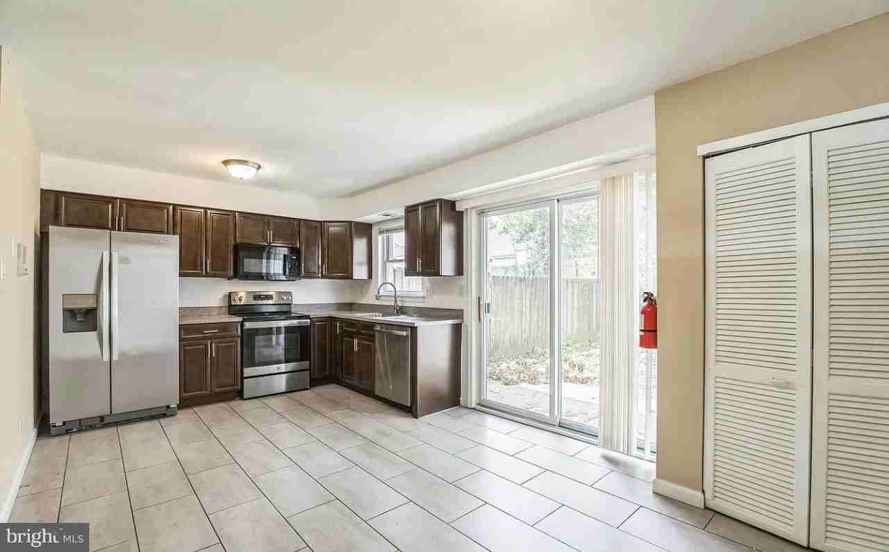 5204 Leeward Rd Unit N - Photo 5 of 12