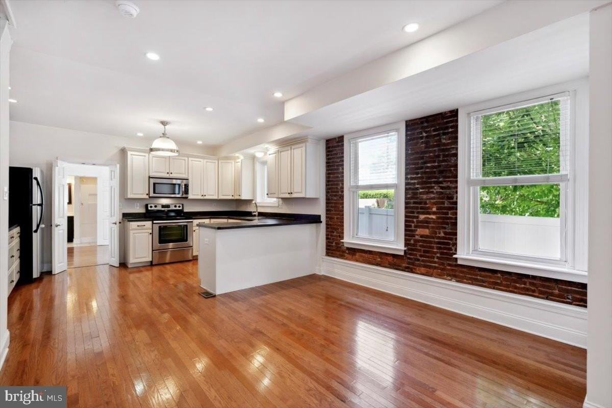 220 S Matlack St - Photo 4 of 31