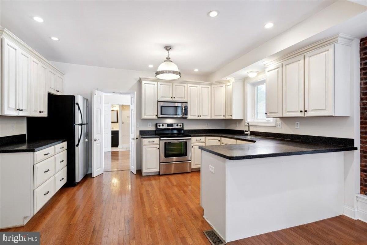 220 S Matlack St - Photo 6 of 31