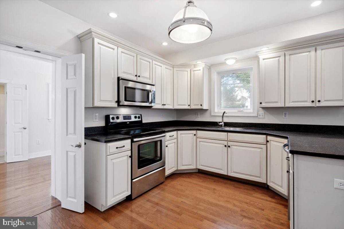 220 S Matlack St - Photo 7 of 31