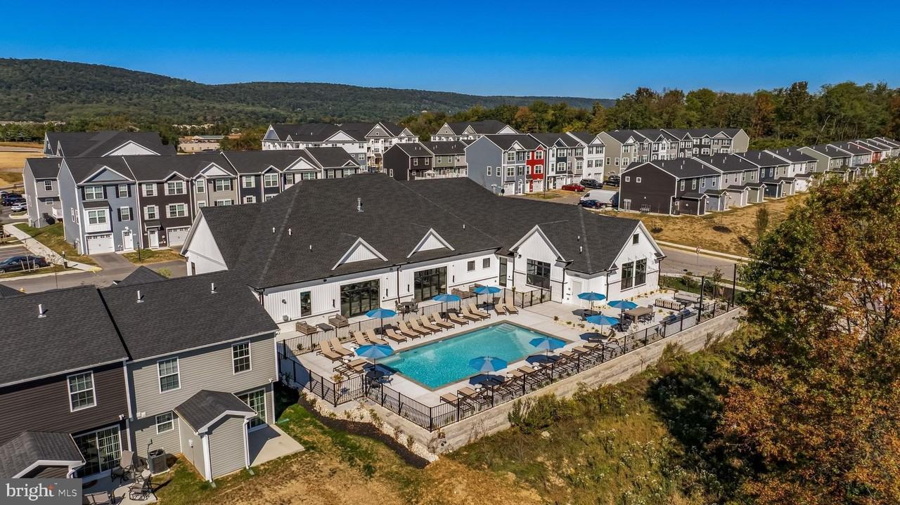 2609 Maplewood Cir - Photo 2 of 35