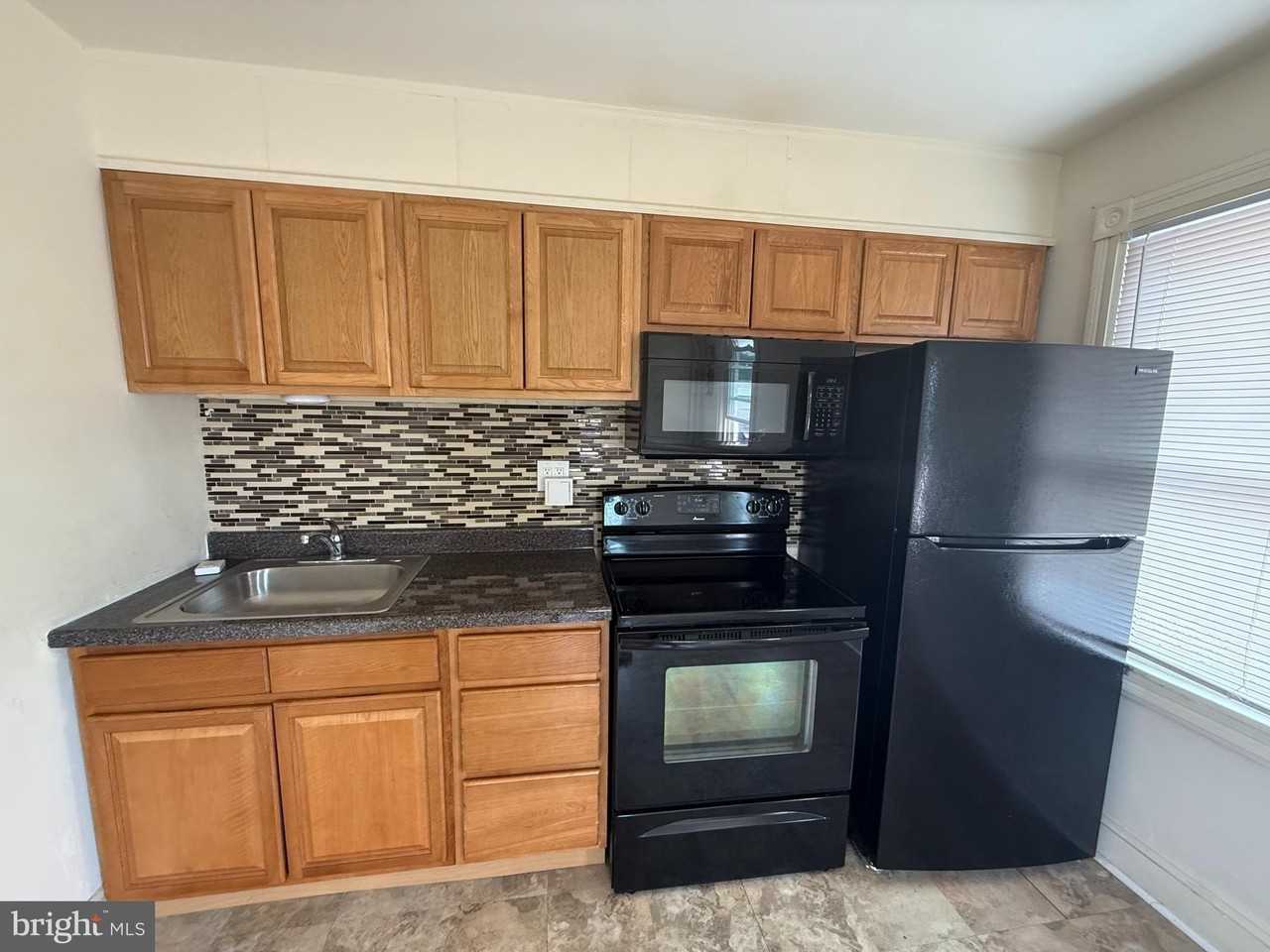 388 W Lancaster Ave - Photo 2 of 24