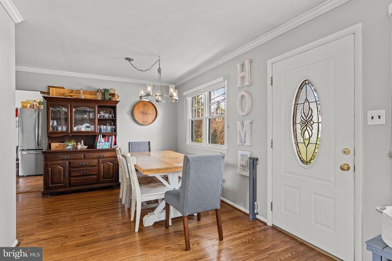 268 Maple Ave - Photo 4 of 31