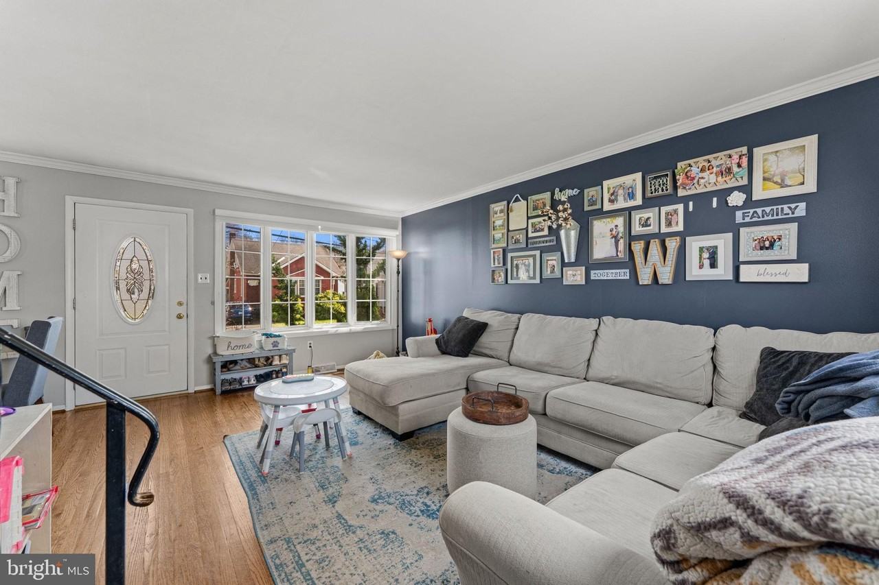 268 Maple Ave - Photo 6 of 31