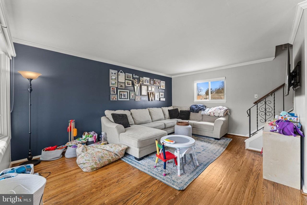 268 Maple Ave - Photo 7 of 31