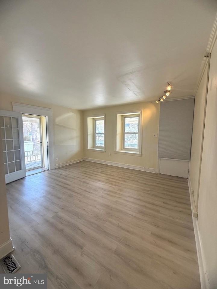 403 S Main St - Photo 4 of 37