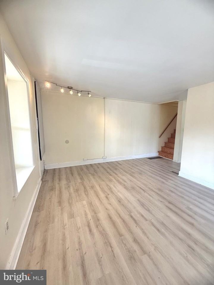 403 S Main St - Photo 5 of 37