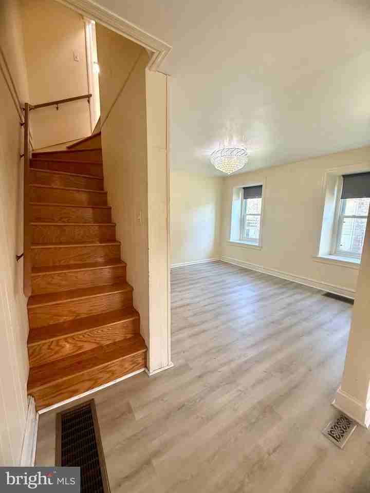 403 S Main St - Photo 7 of 37