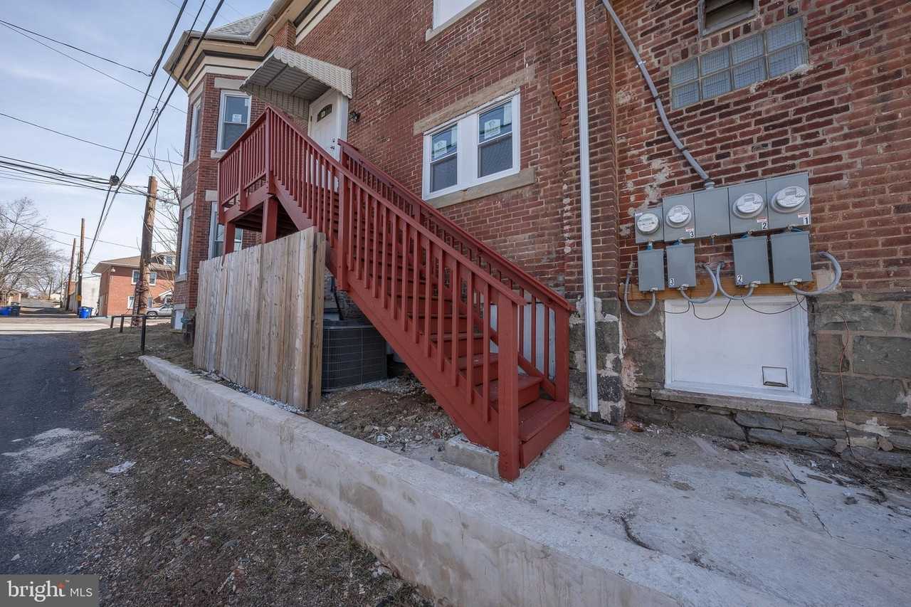 122 E 3rd St Apt 3 - Photo 5 of 35