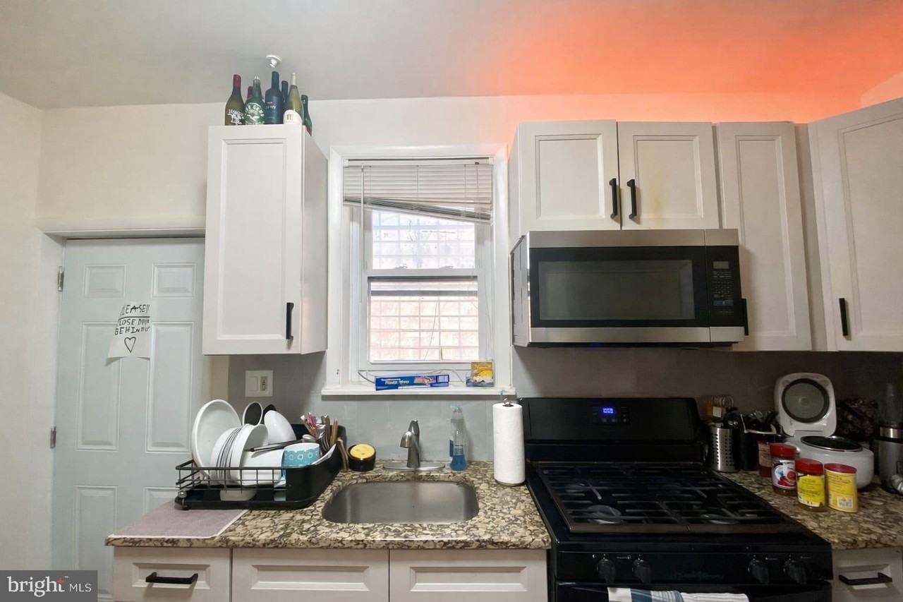3215 Summer St - Photo 5 of 50