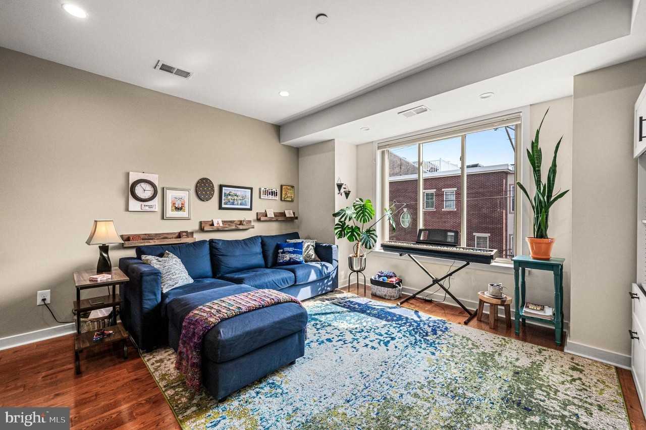 1825 Carpenter St Apt C - Photo 2 of 25