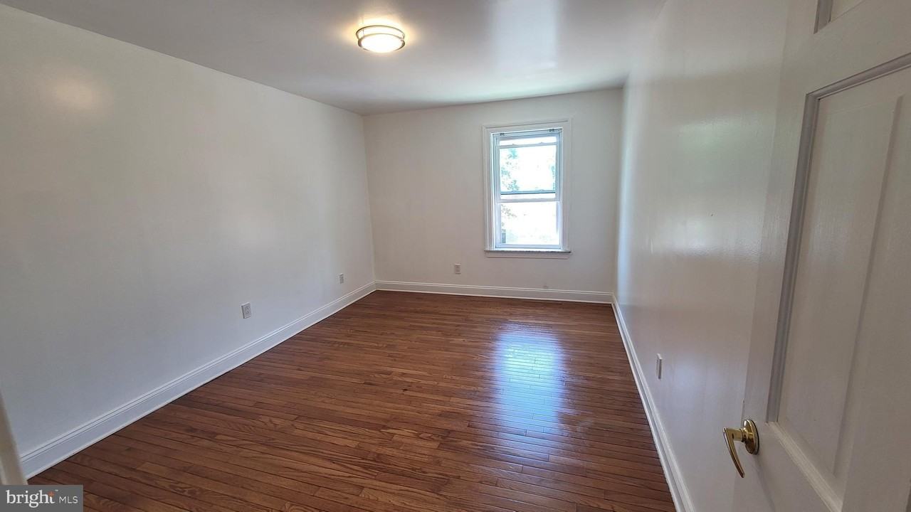 3556 Woodhaven Rd 2nd Fl - Photo 2 of 19