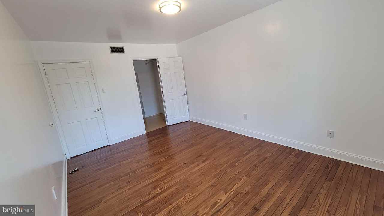 3556 Woodhaven Rd 2nd Fl - Photo 3 of 19