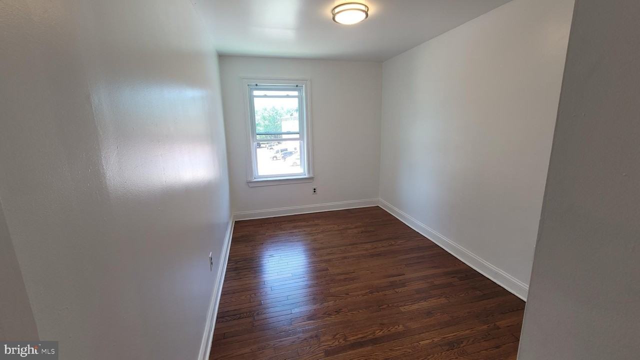3556 Woodhaven Rd 2nd Fl - Photo 5 of 19