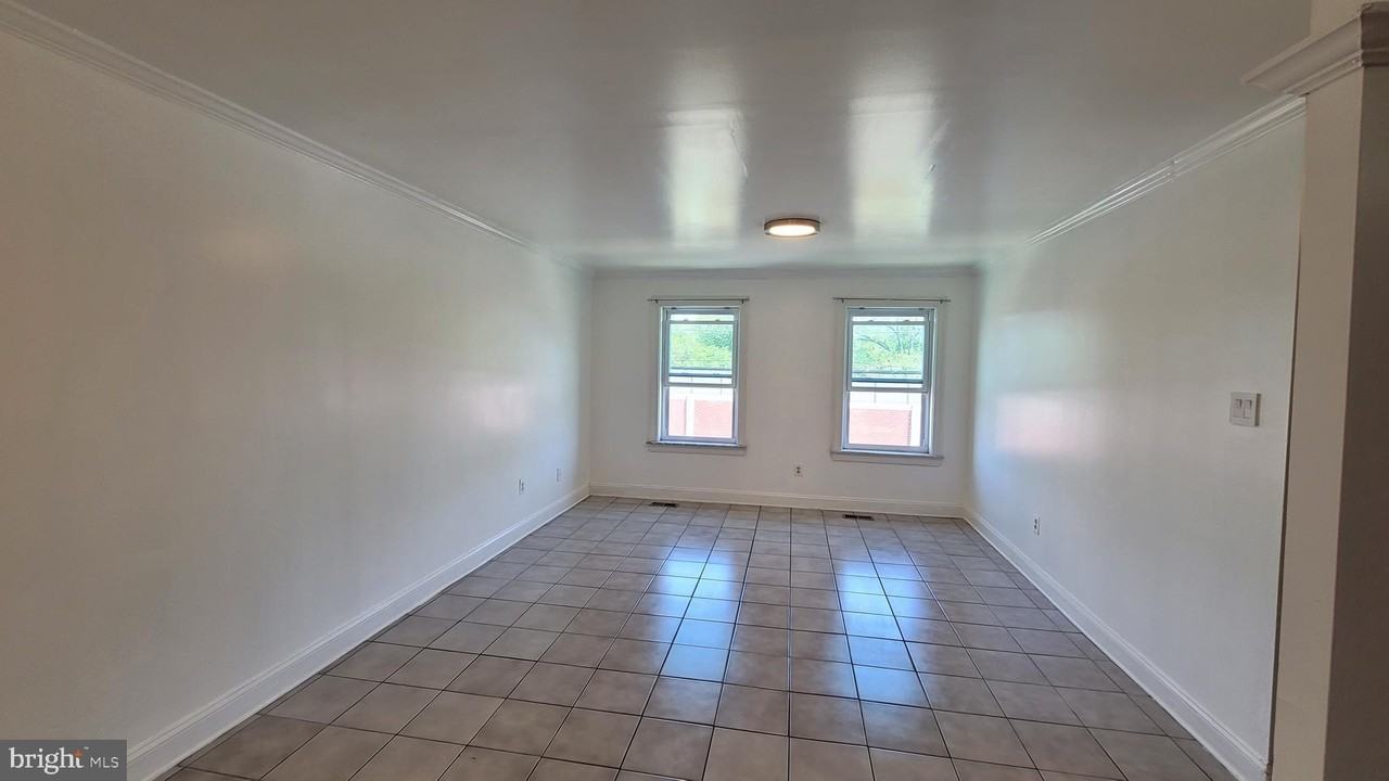 3556 Woodhaven Rd 2nd Fl - Photo 7 of 19