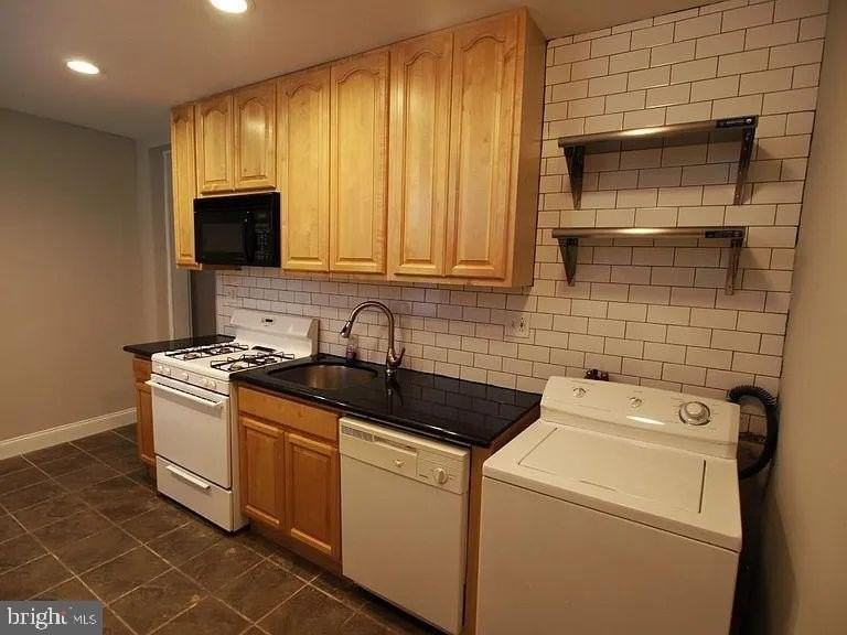 4335 Fleming St - Photo 4 of 19