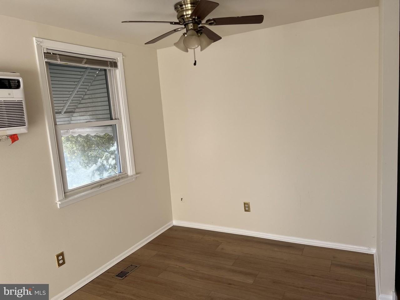 205 Erica Pl - Photo 3 of 6