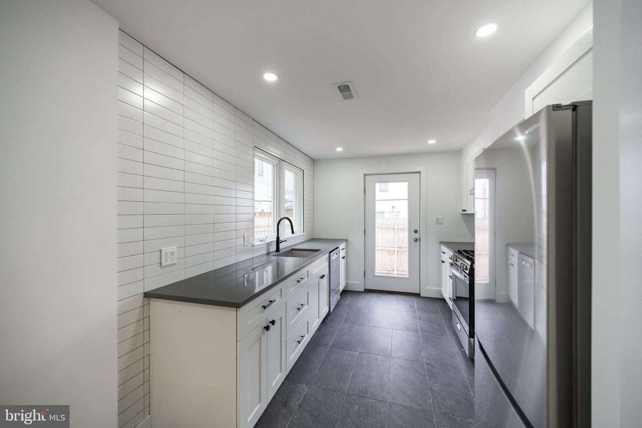 2009 E Cumberland St - Photo 5 of 22