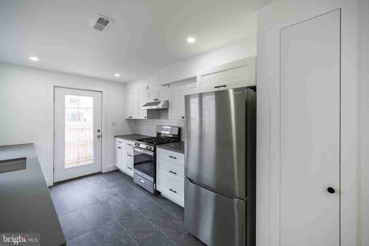 2009 E Cumberland St - Photo 6 of 22