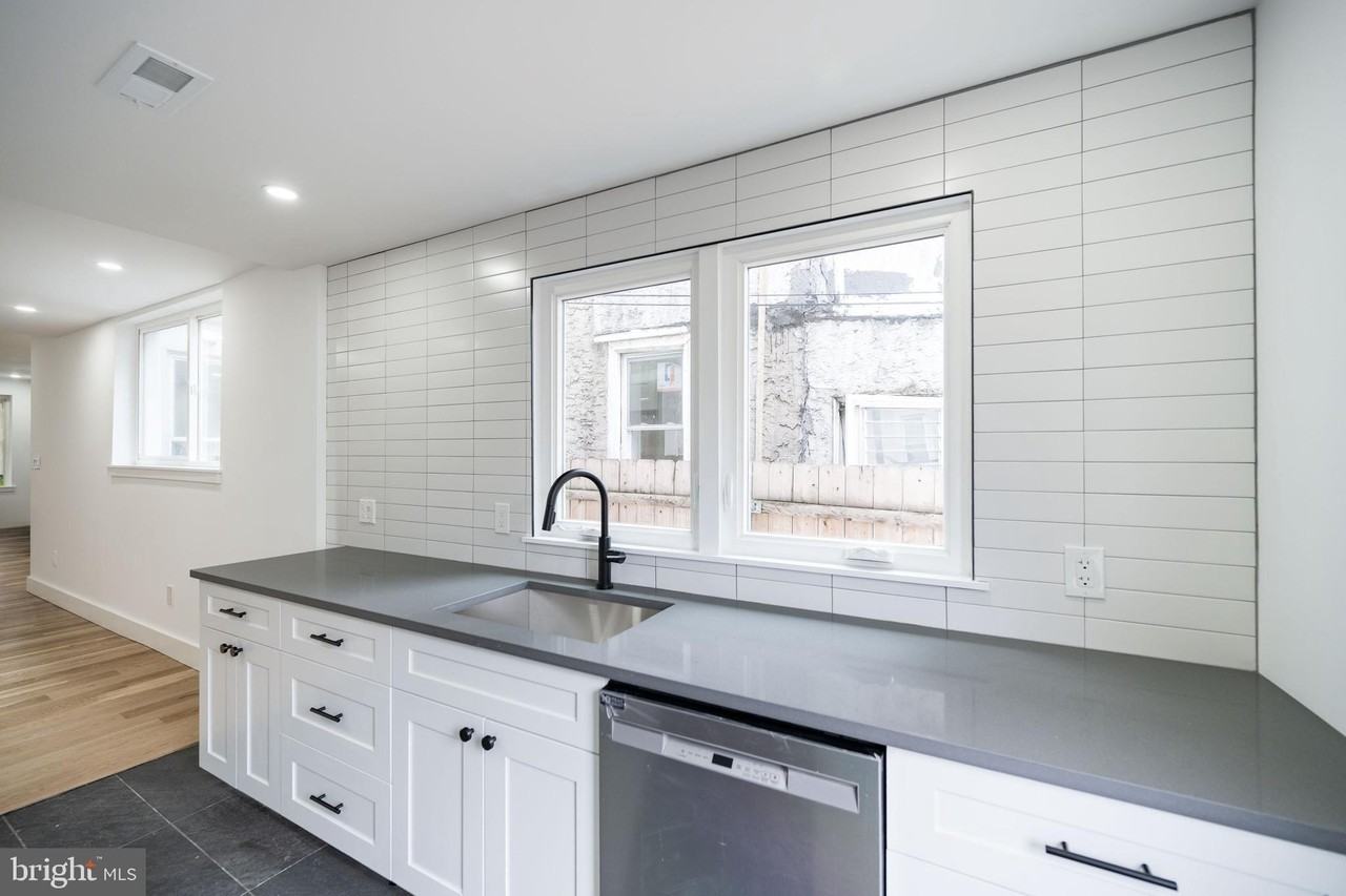 2009 E Cumberland St - Photo 7 of 22