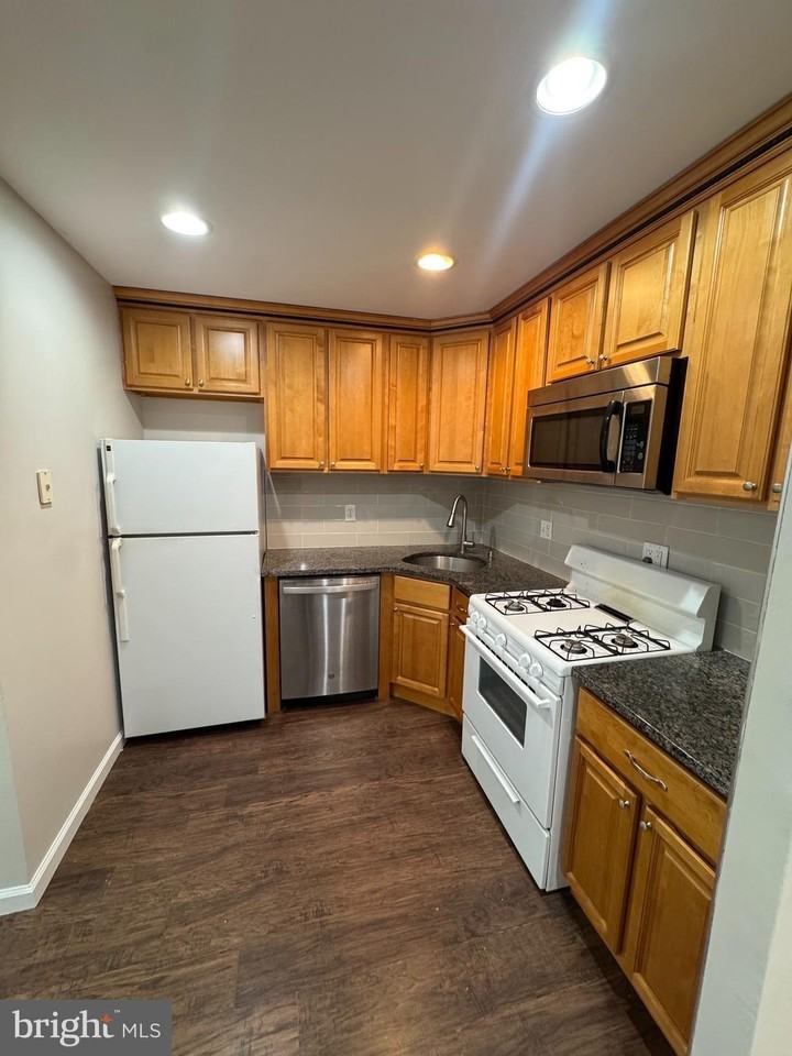 9841 Northeast Ave Apt 16b - Photo 2 of 12