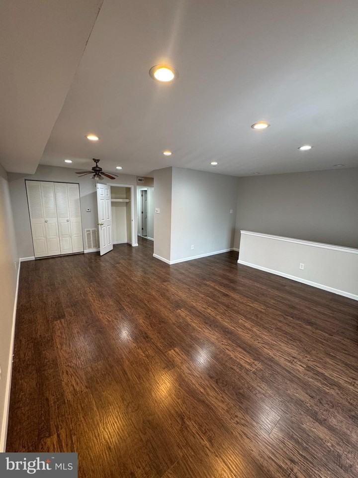 9841 Northeast Ave Apt 16b - Photo 3 of 12