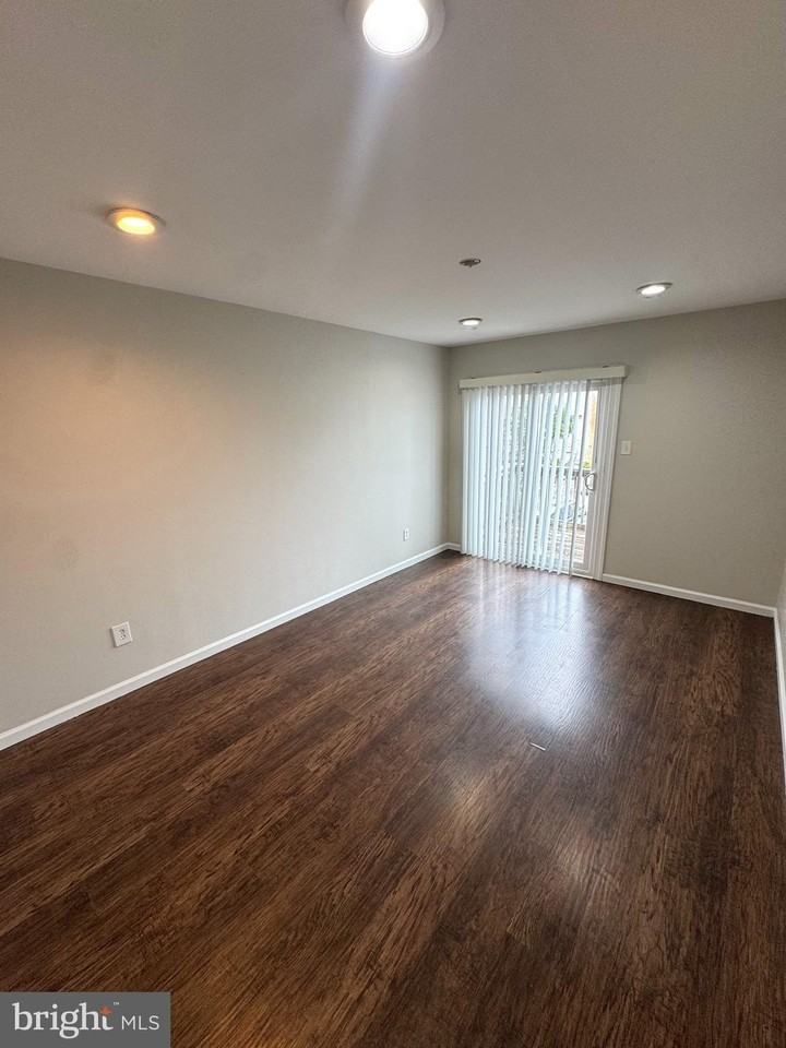 9841 Northeast Ave Apt 16b - Photo 4 of 12