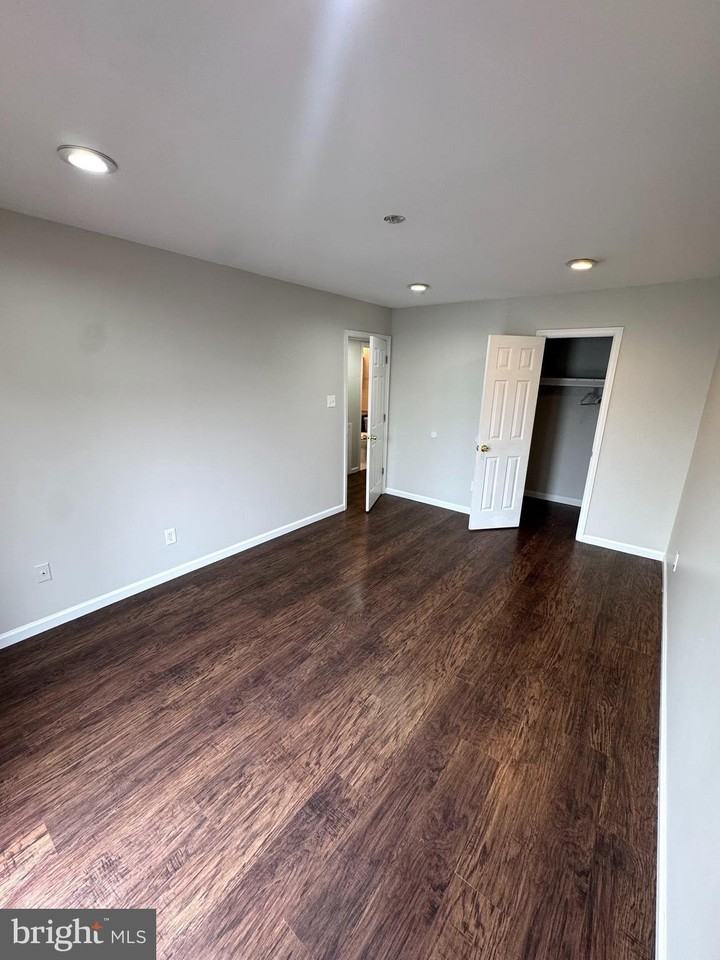 9841 Northeast Ave Apt 16b - Photo 5 of 12