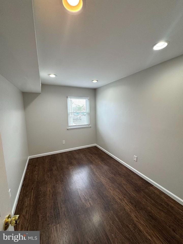 9841 Northeast Ave Apt 16b - Photo 6 of 12