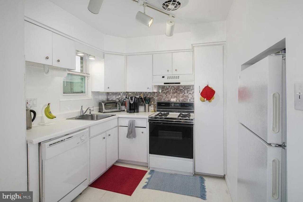 2702 Cranston Rd - Photo 3 of 20