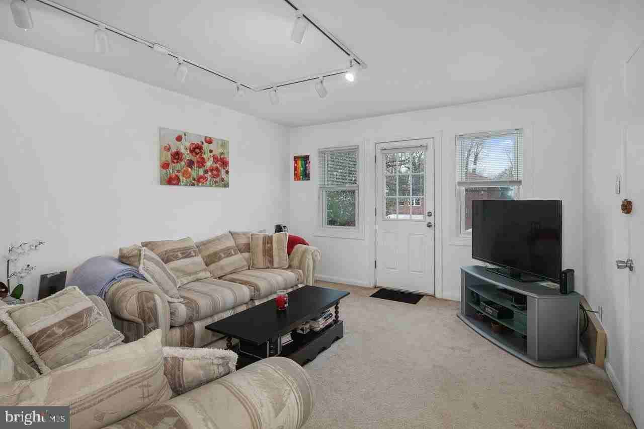 2702 Cranston Rd - Photo 6 of 20