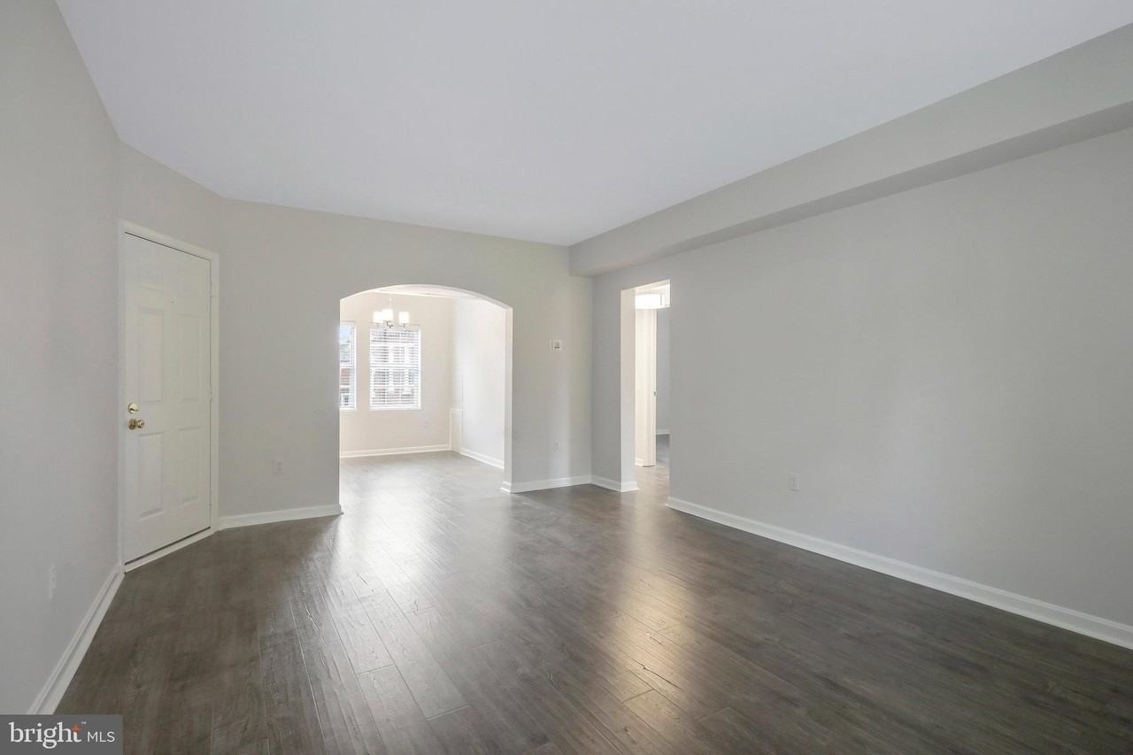 1804 N Queens Ln Unit 4-207 - Photo 4 of 24