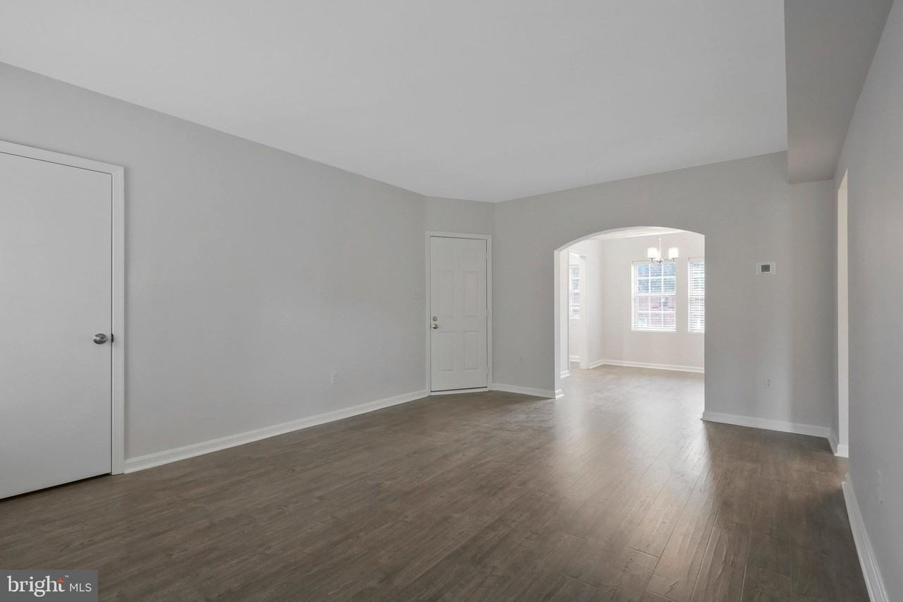 1804 N Queens Ln Unit 4-207 - Photo 5 of 24